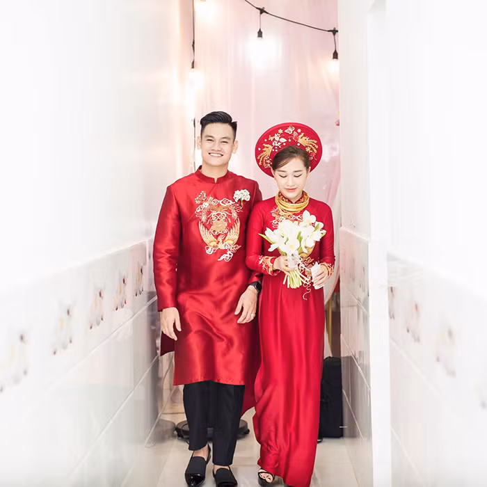 Vợ của cầu thủ đội tuyển Việt Nam - Hồ Tấn Tài là Hiếu Phạm được nhận xét là một trong những nàng WAGs có nhan sắc nổi bật. Cô sinh năm 1995, hơn chồng 2 tuổi và quê tại Bình Định.