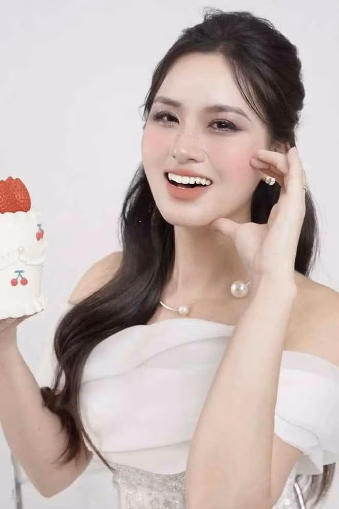 Trong một lần đi chơi tại trung tâm thương mại, Phương Mai nghe loa thông báo về việc hướng dẫn đi thang cuốn liền vô thức đọc theo, giọng giống hệt âm thanh phát ra từ loa.