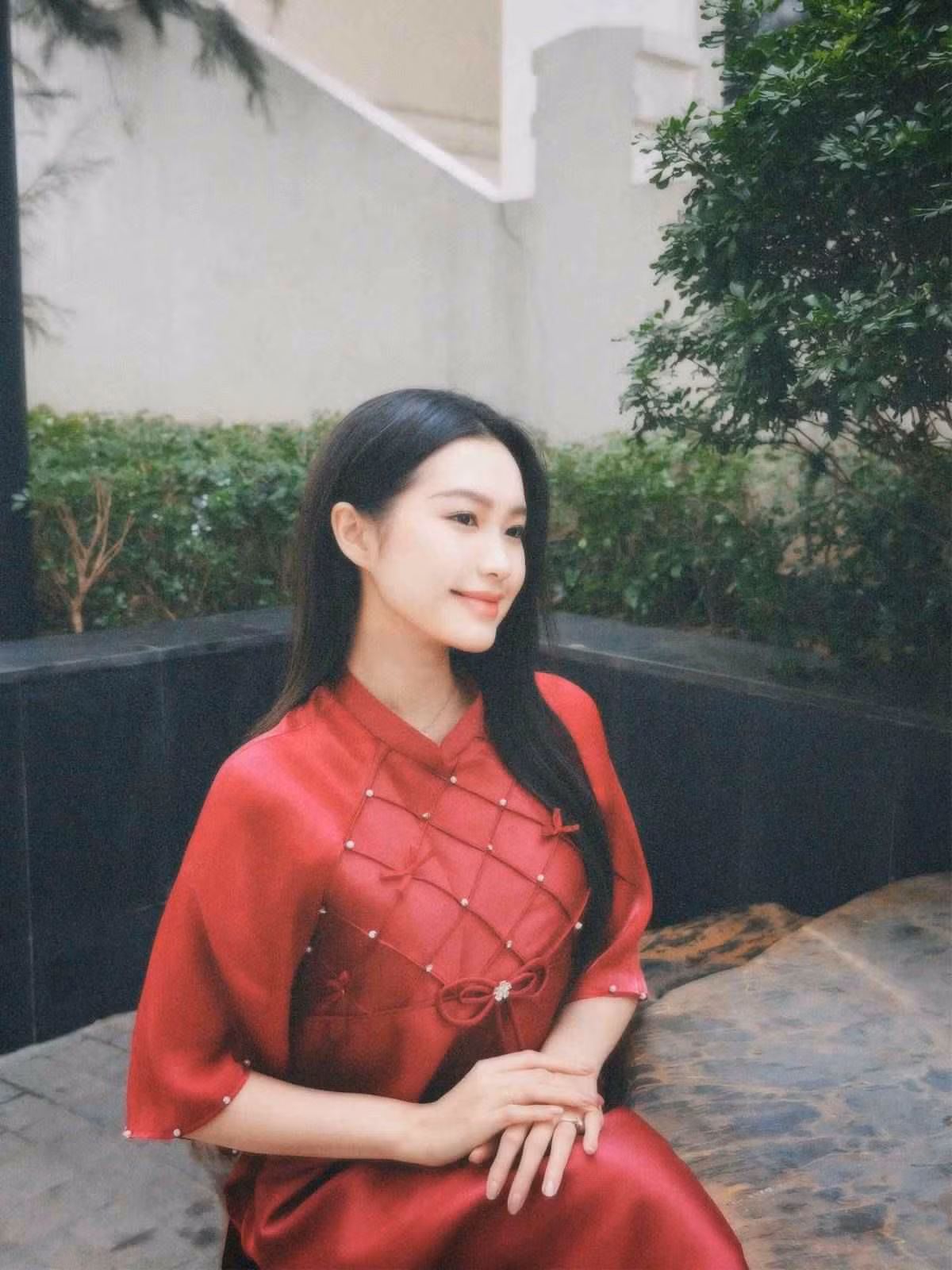 Một số bình luận nổi bật dưới clip cắm hoa của Doãn Hải My: "Cô nàng này 0 điểm... không điểm nào chê!", "Mê quá hôm cũng vào TikTok cổ xem có gì mới không"...