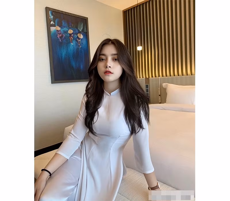 Chiếc áo dài truyền thống tuy kín đáo nhưng vẫn giúp Meily Mia khoe trọn đường cong hình thể vô cùng gợi cảm.