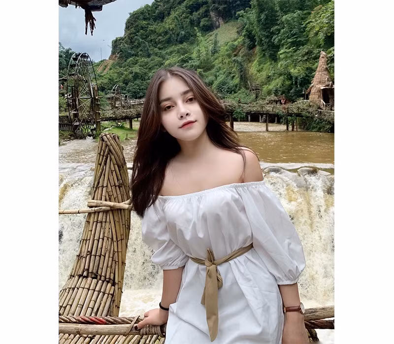 Ngay từ cái nhìn đầu tiên, người ta hẳn sẽ ngay lập tức ấn tượng với nhan sắc xinh đẹp, rạng ngời của hot girl Việt tên Meily.