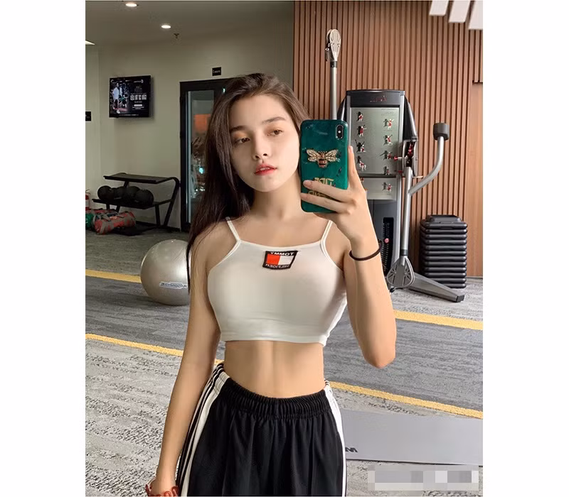 Thân hình cân đối, đặc biệt là vòng 1 căng đầy thường xuyên được Meily Mia khoe khéo trong các bức hình đăng tải lên mạng xã hội.