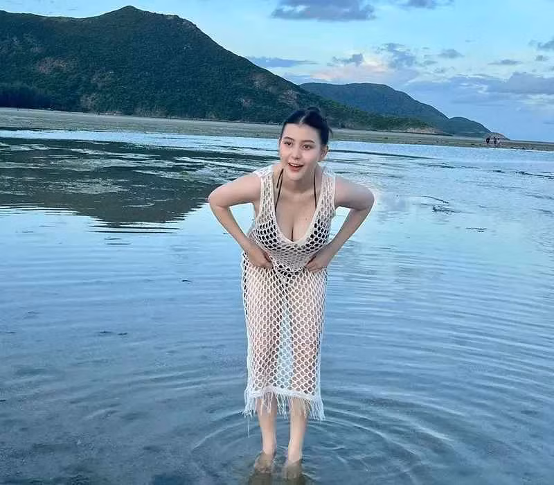 Huang Lin là hot girl nổi tiếng trên MXH nhờ sở hữu ngoại hình ấn tượng cùng phong cách thời trang quyến rũ.