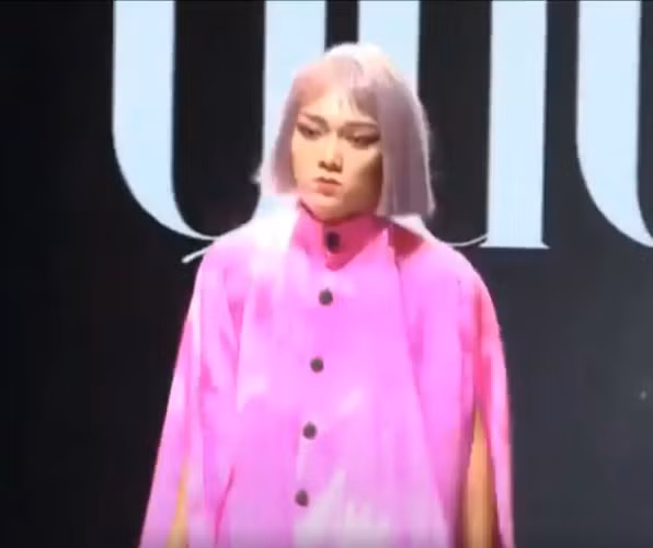 Và rồi, Phạm Thoại cũng lên tiếng về những bức ảnh của mình. Anh chàng họ Phạm cho biết không đồng tình với ý kiến mặc đồ bộ ra đường trông giống chợ búa của MC Ngọc Trâm.