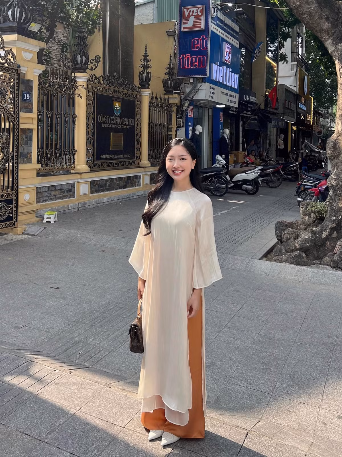 Hậu sinh con đầu lòng, bà xã Hà Đức Chinh thường bắt trend mạng xã hội khá chậm nhịp nhưng vẫn được khen hết lời nhờ dung mạo như hoa