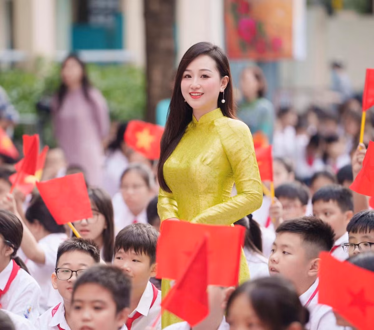 Hình ảnh cô giáo mặc áo dài truyền thống màu vàng chanh đang được cư dân mạng chia sẻ rần rần trên MXH.