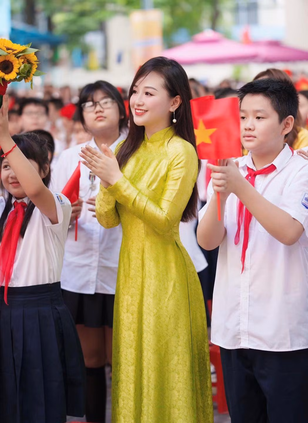 Hiện netizen vẫn đang truy tìm danh tính của cô giáo xinh đẹp nổi bật trong ngày lễ khai giảng năm nay.