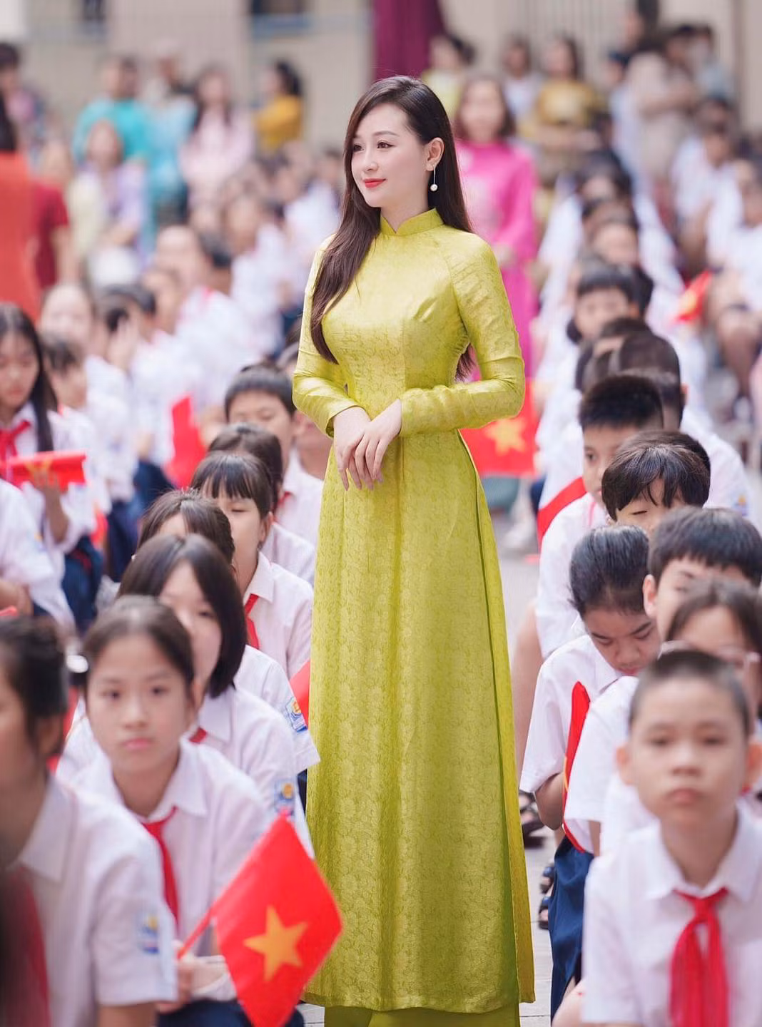Đến hẹn lại lên, ngoài hình ảnh các cháu học sinh tựu trường thì các cô giáo cũng là tâm điểm chú ý của dư luận mạng.
