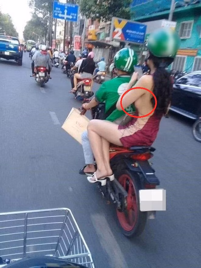 Ngay sau khi được đăng tải, loạt hình ảnh và clip trên nhận về sự quan tâm rất lớn từ cộng đồng mạng. Tất cả đều cho rằng cô gái mặc trang phục phản cảm, hở hang quá mức, chỉ có thể phù hợp để tới một số sự kiện hoặc quán bar.