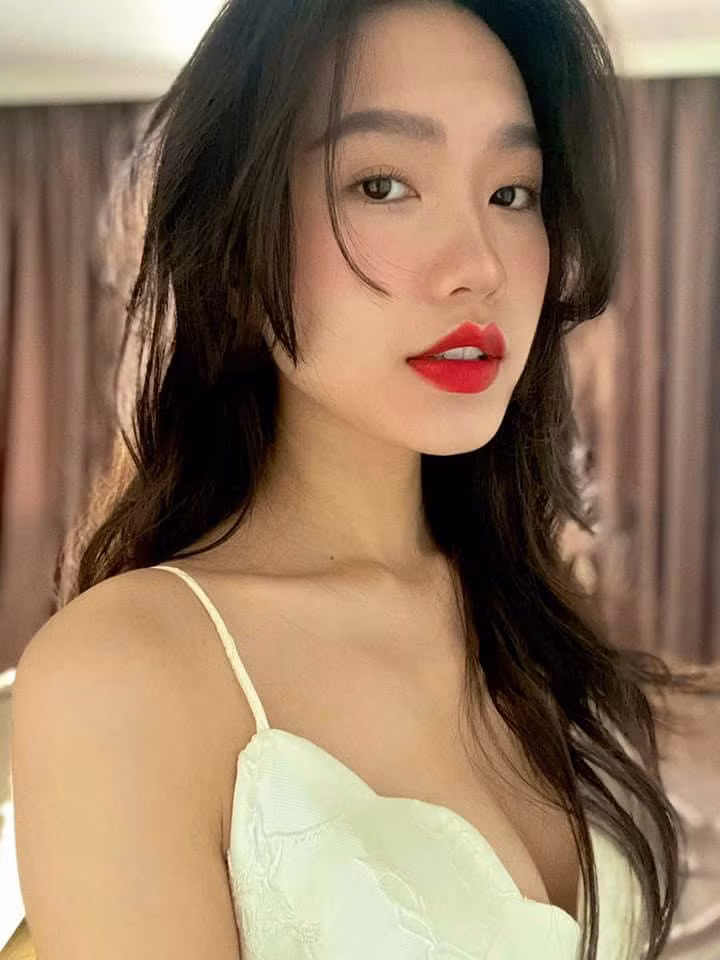 Hải My đẹp thế nào thì ai cũng biết, từ hồi yêu đương với Văn Hậu, cô nàng thậm chí còn mặn mà sắc sảo hơn.
