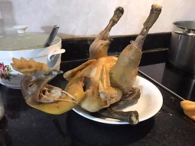 Có lẽ bởi vậy mà mọi người thường hay nói đùa rằng làm thịt gà và luộc gà được xem như một kỹ năng quan trọng để thể hiện tài năng với gia đình nhà chồng/vợ.