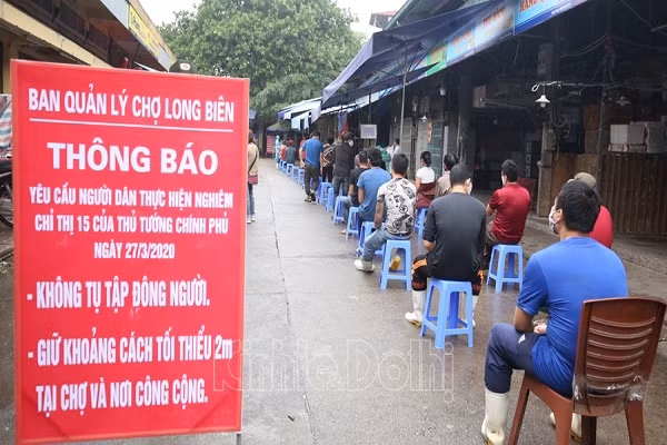 Xet nghiem nhanh COVID-19 cho nguoi dan tai cho Long Bien