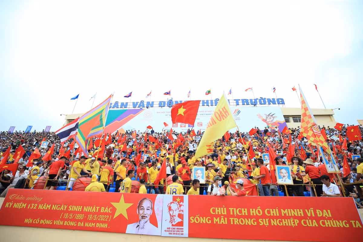 Hình ảnh CĐV Nam Định đến SVĐ Thiên Trường cổ vũ U23 Thái Lan và U23 Indonesia tại bán kết đầu tiên môn bóng đá nam SEA Games 31.
