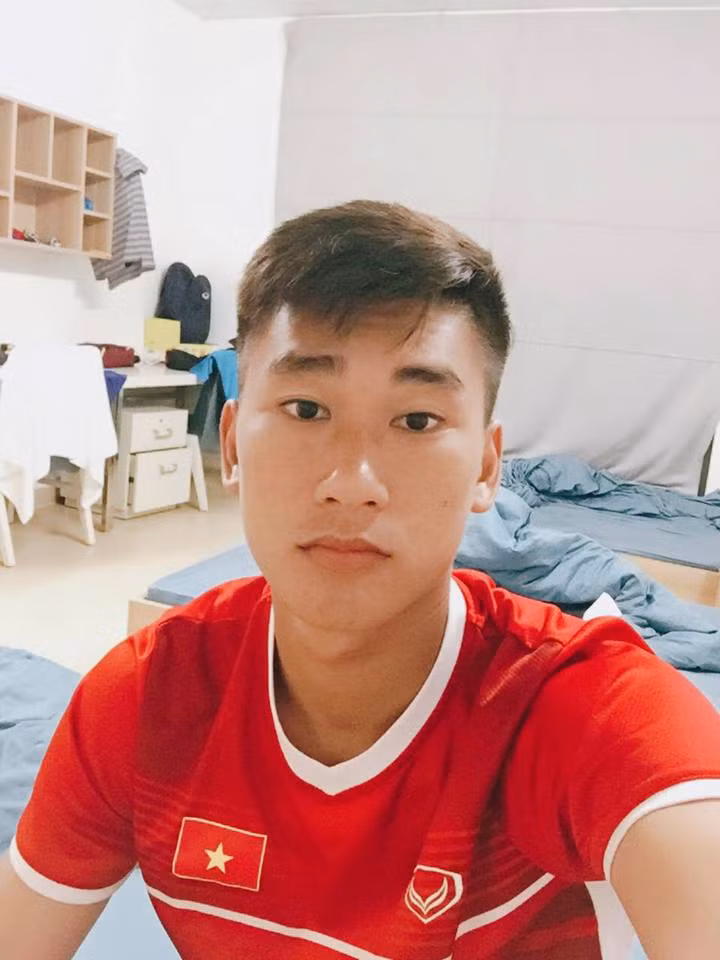 Với lợi thế về thể hình cùng tư duy chơi bóng hiện đại, Mạnh Dũng dần được các đời HLV của U19, U21 và mới nhất là U23 Việt Nam để ý và trao cơ hội.