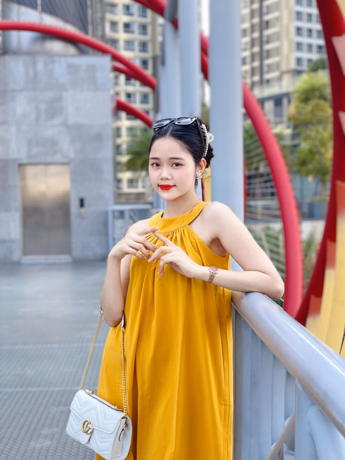 Ngoài đời, nữ tiếp viên hàng không xinh đẹp có gu ăn mặc khá giản dị và nữ tính.
