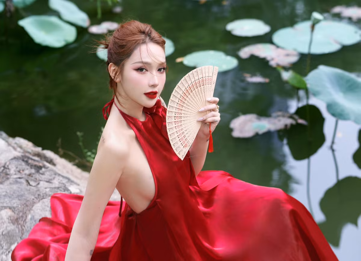 Mới đây trên trang Facebook cá nhân, người đẹp Mỹm Trần cũng gây chú ý với loạt ảnh diện thiết kế váy lụa cổ yếm, khoe trọn nhan sắc kiều diễm, quyến rũ ở tuổi 27.