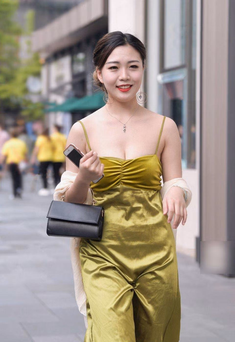 Những chiếc váy lụa là trang phục được nhiều chị em săn đón nhiệt tình trong năm 2023, được xếp vào top váy áo thể hiện "quyền lực của sự quyến rũ" nhờ chất liệu vừa mềm mại, e ấp, vừa bay bổng, lả lơi.