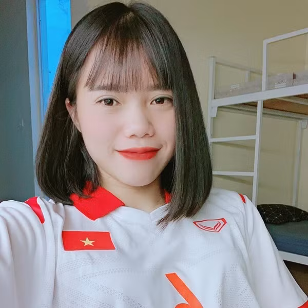 Trong các buổi tập cho SEA Games 31, bà mẹ một con cho thấy sự trở lại ấn tượng với những pha tăng tốc và chuyền bóng chính xác từ bên cánh. Cô cũng được khen ngợi nhan sắc ngày càng mặn mà.