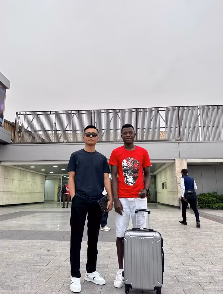 Mới đây, Quang Linh Vlogs thông báo cùng chị gái, Lindo và một số bạn bè trong nhóm sẽ bay từ Angola về Việt Nam 3 tháng.