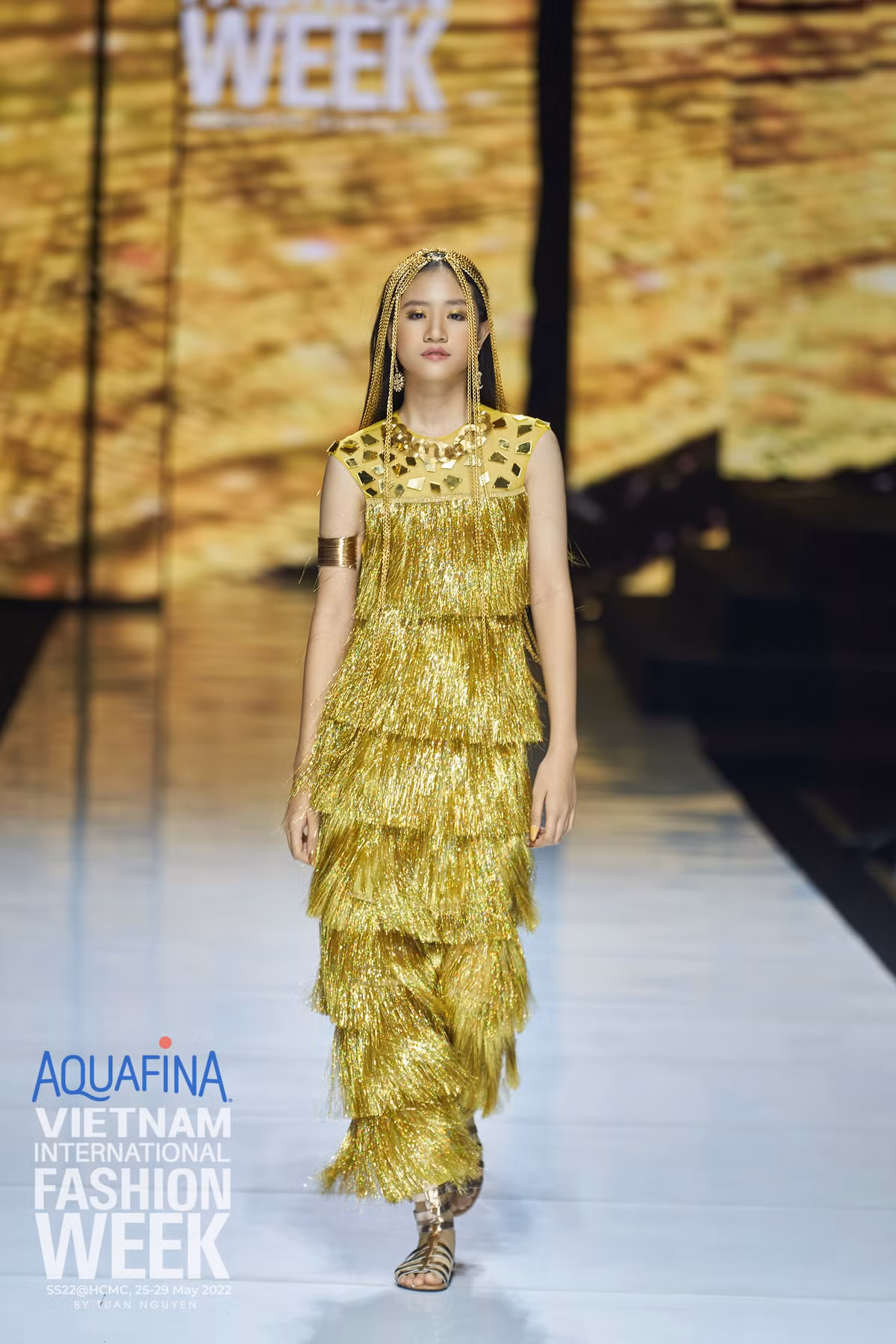 Co nguoi mau nhi Ha thanh, sai buoc tu tin tren san runway
