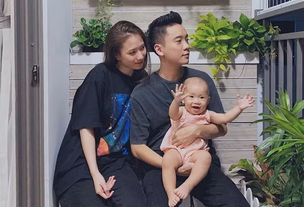 Năm 2013, loạt ảnh trong trẻo và ngọt ngào của Trâm Anh trong tà áo dài trắng viral khắp các diễn đàn.