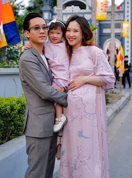 Trước khi theo chồng bỏ cuộc chơi và dành toàn tâm toàn ý chăm sóc gia đình, Trâm Anh đã là hot girl nổi tiếng ở trường THPT Phan Đình Phùng (Hà Nội).