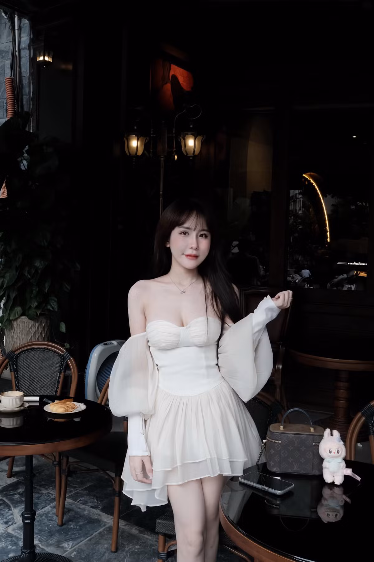 Trên trang cá nhân, Tuyết Anh thu hút sự chú ý lớn từ cộng đồng mạng khi chia sẻ loạt hình ảnh khoe trọn vẹn vóc dáng quyến rũ của mình.