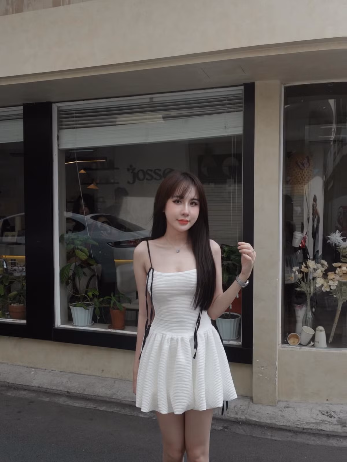Những bức ảnh này của Tuyết Anh không chỉ khoe trọn hình thể nuột nà mà còn toát lên cá tính mạnh mẽ và sự tự tin của cô nàng trong việc thể hiện bản thân. Điều này càng làm tăng thêm sức hút và tạo nên một cuộc đua nhan sắc sôi nổi giữa cô và các đối thủ khác trong hội gái xinh làng bi-a.