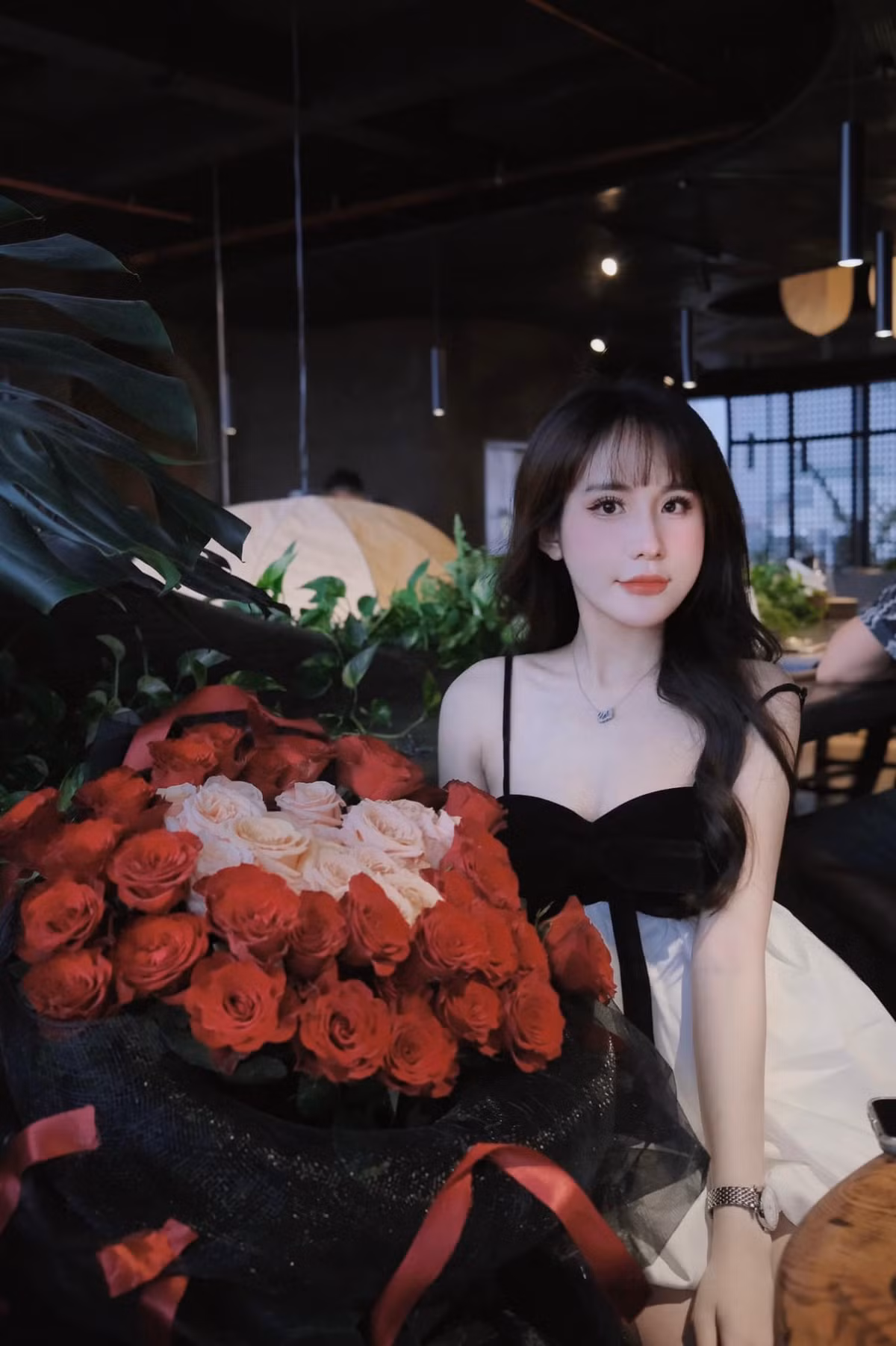 Tuyết Anh là nhân vật thuộc diện quen mặt biết tên trong giới bi-a phong trào đang tiến dần lên chuyên nghiệp.