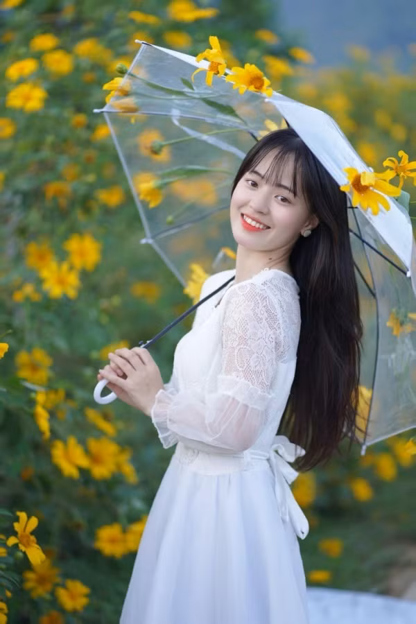 Khác với cô bé bán lê Hà Giang gây ấn tượng với gương mặt trong sáng, tự nhiên năm nào, Vàng Thị Sinh nay lại mang đến một nét đẹp trưởng thành, quyến rũ hơn. Có thể thấy, càng lớn thì nhan sắc của cô bé càng thăng hạng theo thời gian.