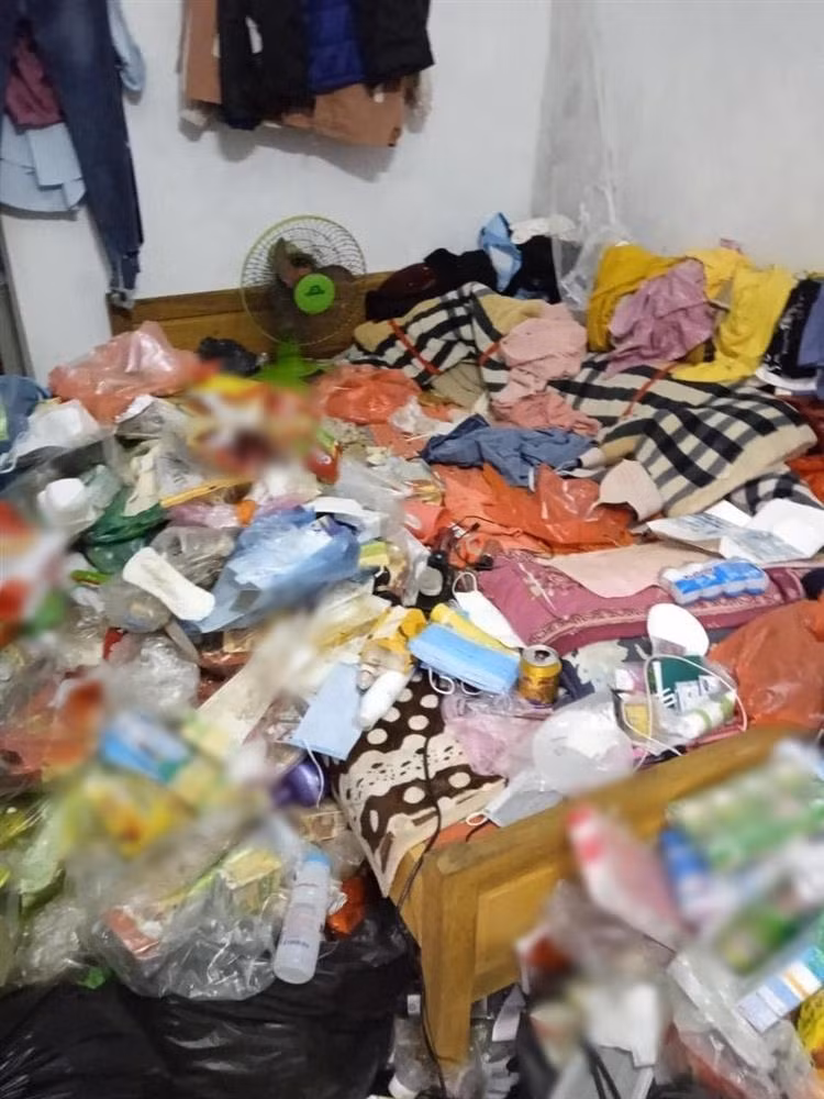 Thậm chí, chiếc tủ lạnh chất đầy đồ nhưng đều đã quá hạn và đổi màu trông khá ghê.