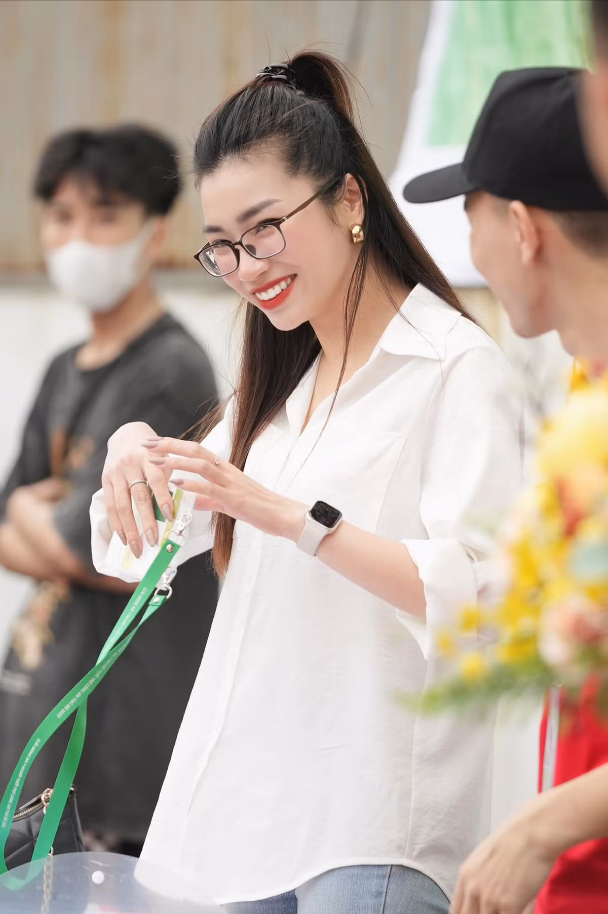 Ngoài vai trò cán bộ truyền thông, Hương Trà còn là cổ động viên sôi nổi của Câu lạc bộ bóng đá Công an Hà Nội.