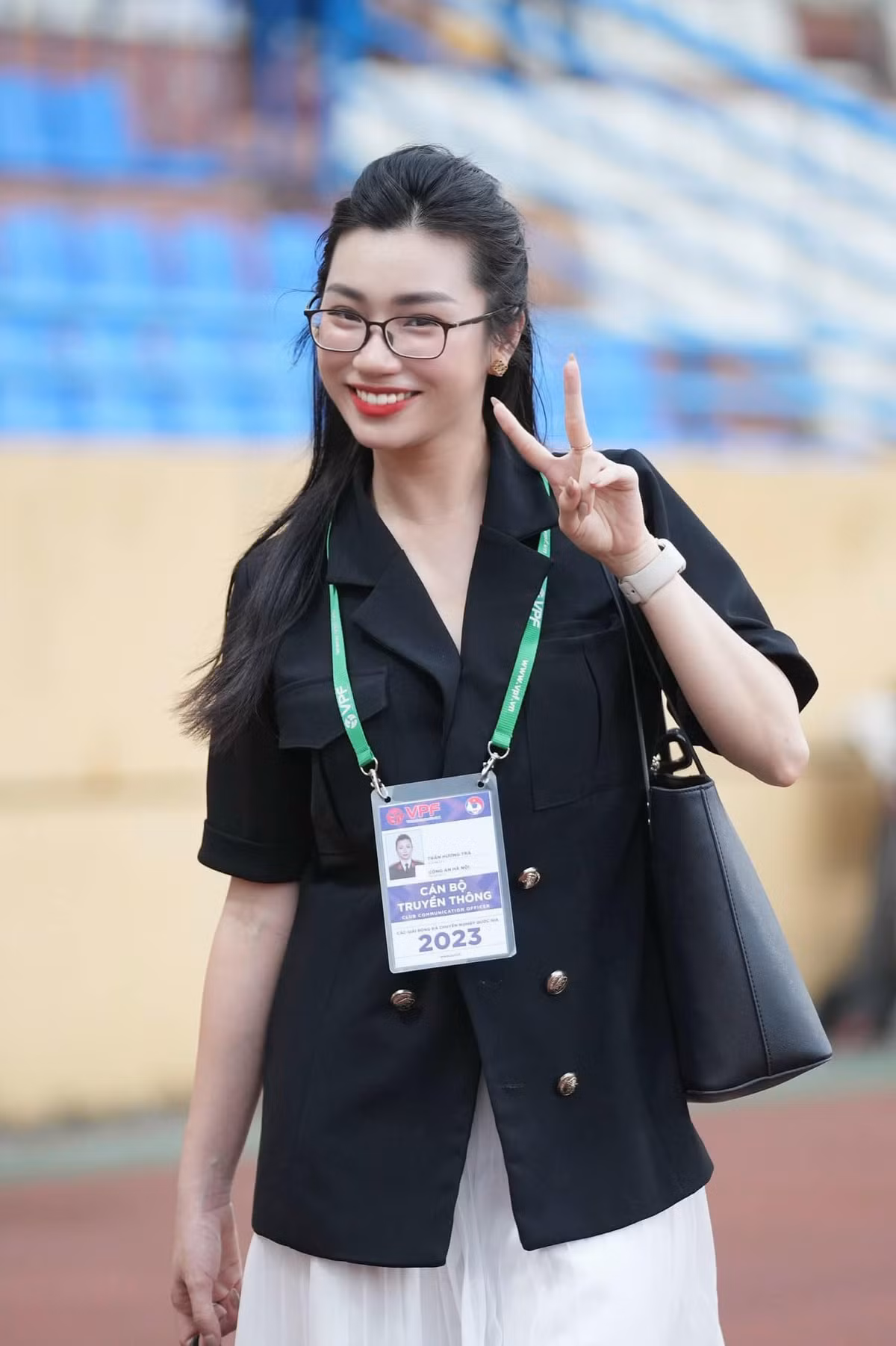 Khi đội bóng CAHN (tiền thân là Công an nhân dân) giành quyền thăng hạng V-League, Hương Trà kiêm nhiệm thêm công việc hỗ trợ CLB ngành Công an xây dựng hình ảnh cho sân chơi chuyên nghiệp.