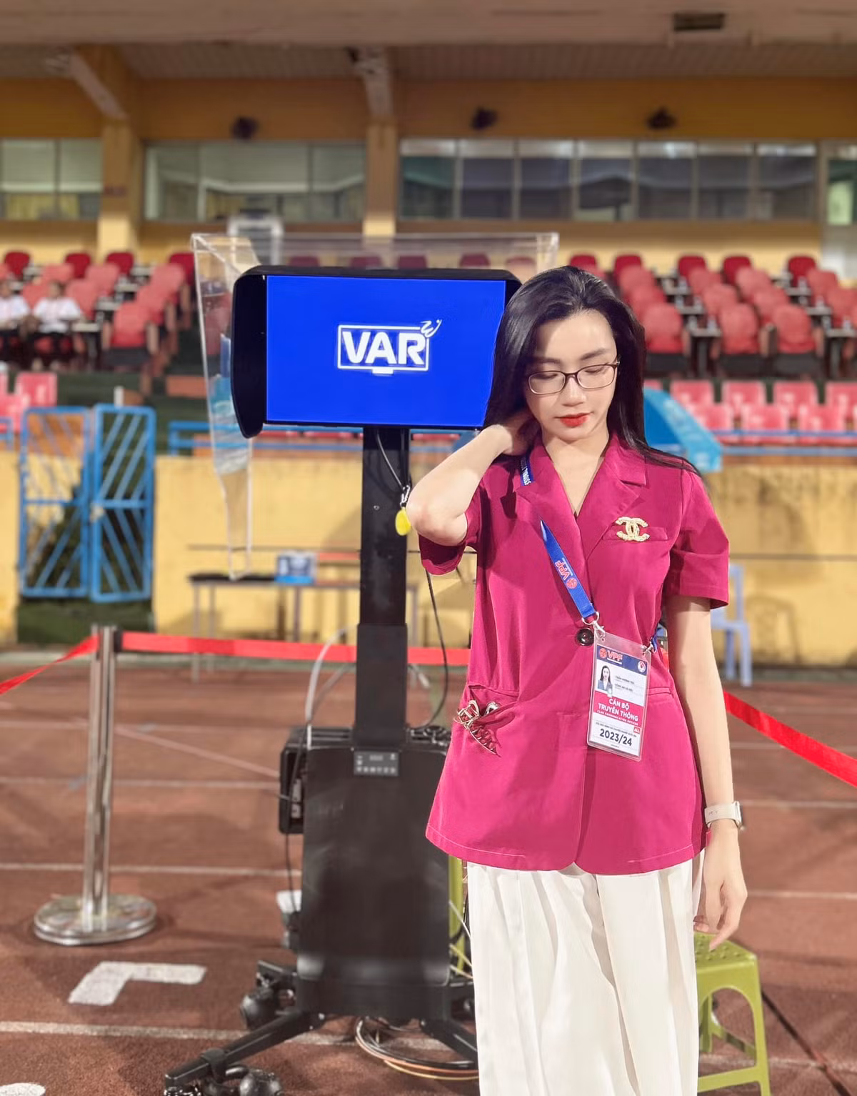 Sau khi đoạn clip trên của Vũ Văn Thanh được đăng tải, nhiều người đã nhận ra cô nàng được nam cầu thủ ôm chầm trước sân Hàng Đẫy không phải người yêu của anh mà là chính là nữ MC đọc danh sách thi đấu trước trận Công an Hà Nội gặp Thanh Hóa