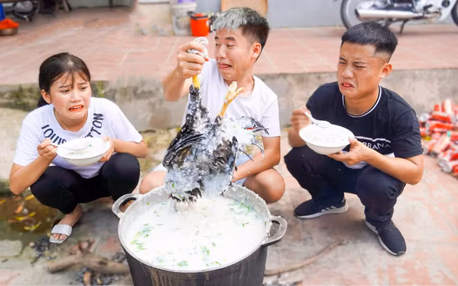  Bà Tân Vlog nổi lên với những video ẩm thực độc đáo với những món ăn siêu cay hoặc siêu to, khổng lồ. Nhưng người đứng sau thành công của kênh Youtuber follow khủng này là con trai bà là anh Nguyễn Văn Hưng (hay còn gọi là Hưng Vlog, đến từ tỉnh Bắc Giang).
