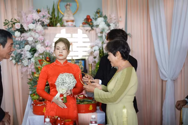 Cũng như bao nàng dâu mới khác, V.N cũng trang điểm kỹ càng để lên hình cho xinh. Ấy thế mà, nếu như người ta nhận ảnh về toàn cười dịu dàng, yêu kiều thục nữ thì cô dâu nhà mình không lườm thì liếc, hết chau mày lại nhắm mắt.