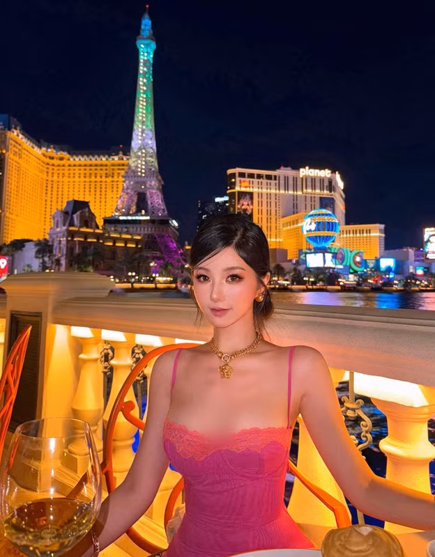 Nhờ nhan sắc nổi bật, dù diện bất cứ trang phục nào, hot girl cũng khiến mọi người phải ngoái nhìn.
