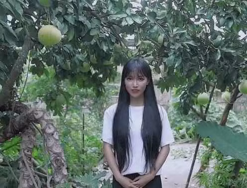 Lý Tử Thất cho biết thêm rằng mình đã đích thân tham gia vào công việc chăm sóc gấu trúc ở khu bảo tồn, cùng nhân viên dọn dẹp rừng tre, quan sát gấu trúc và chuẩn bị đồ ăn.