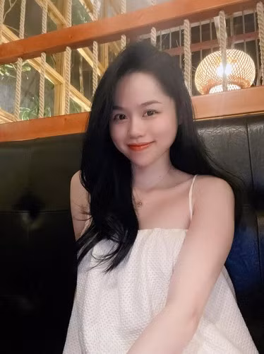 Huỳnh Anh được nhiều người biết đến khi hẹn hò với cầu thủ Quang Hải. Sau khi chia tay, cô nàng vẫn nhận được nhiều sự quan tâm khi làm một TikToker.