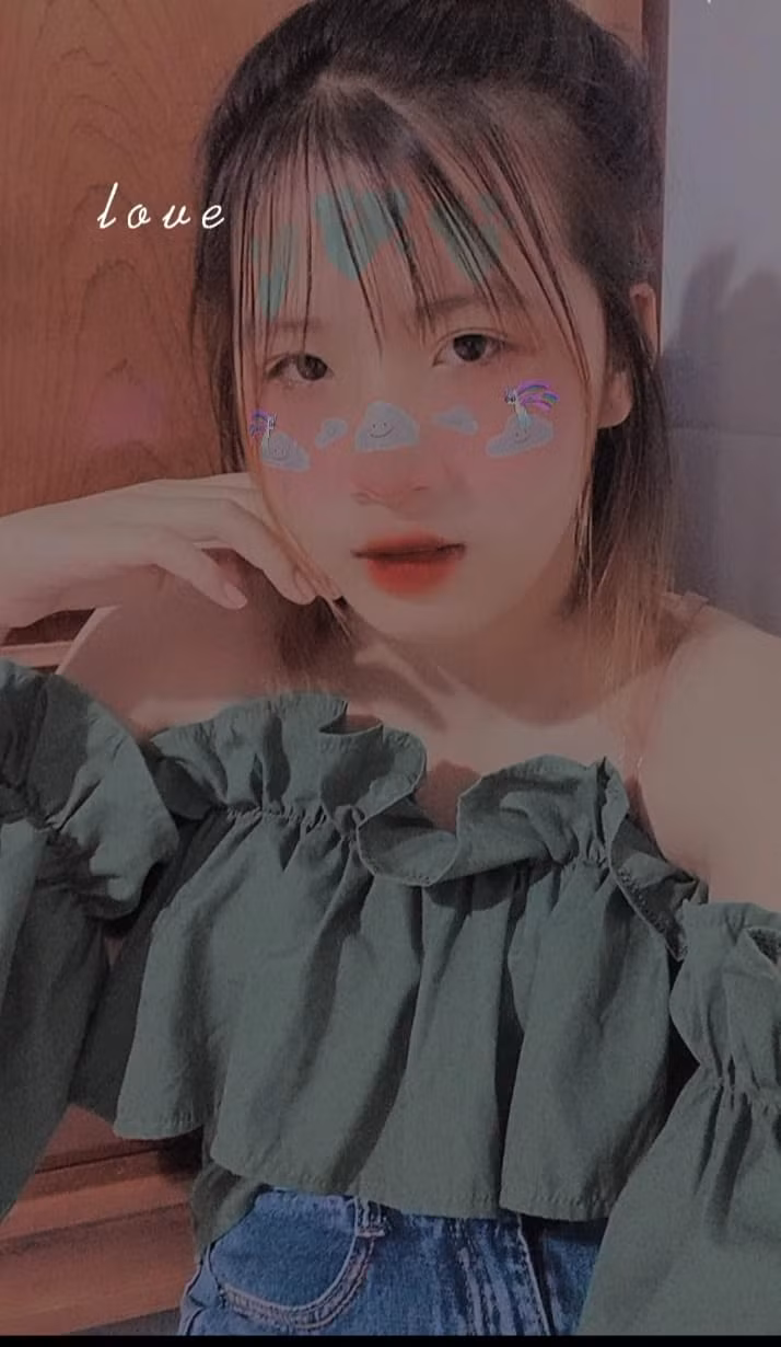 Thanh Chi là hot girl nổi tiếng TikTok và là em gái ruột của Kim Thủy - bà xã Lộc Fuho. Hot girl 18 tuổi chính là người bạn đồng hành, có mặt thường xuyên trong các clip của anh rể. Cô hỗ trợ Lộc Fuho diễn xuất, cũng lăn xả, trộn hồ, trát vữa... không khác gì thợ nghề chuyên nghiệp.