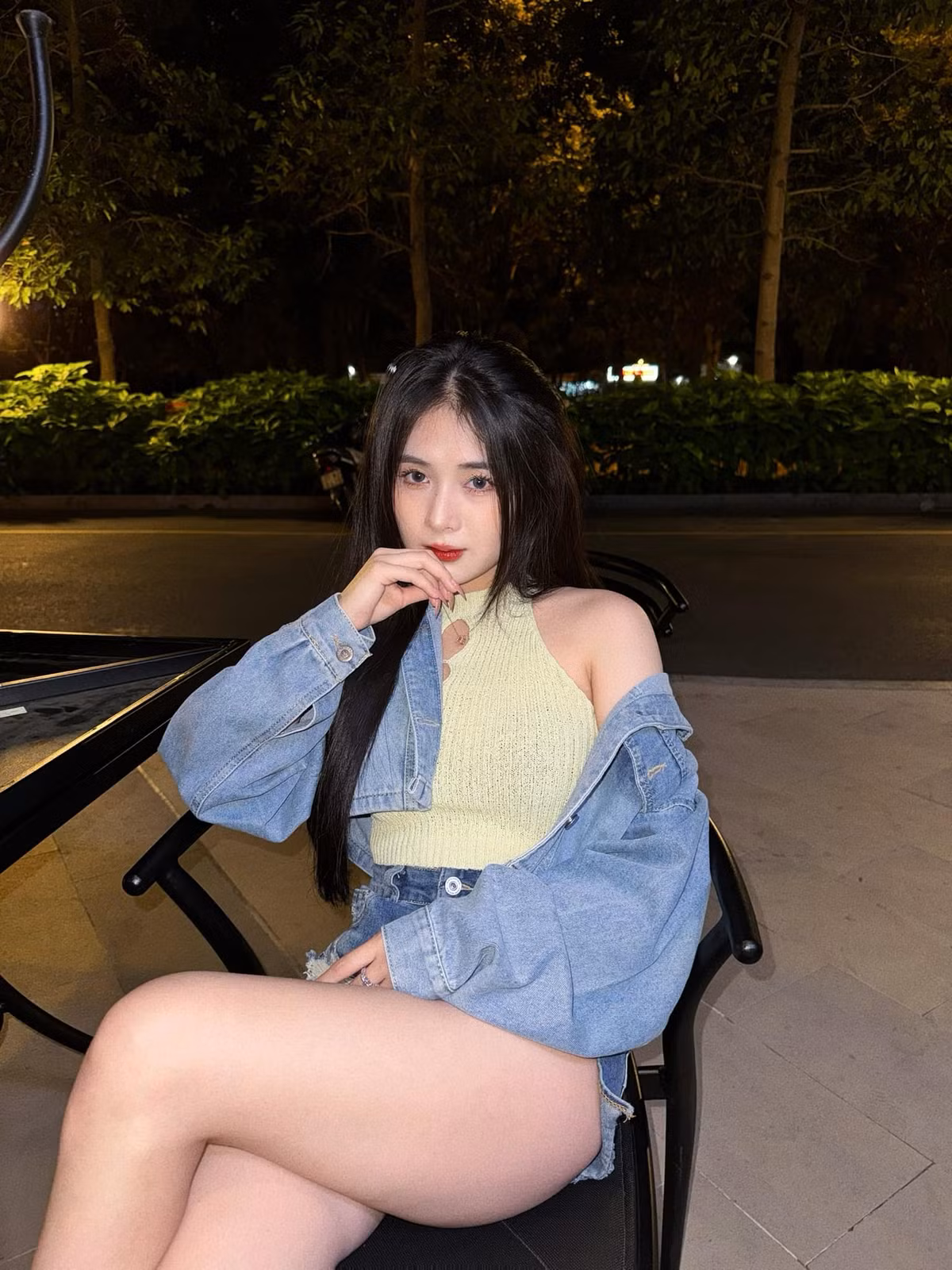 Hot girl Thanh Hóa tự tin đối mặt, lập tức phủ nhận tin đồn và thách thức đối phương. Cô nàng thậm chí còn "lầy lội" tương tác trêu đùa với phía "ném đá mình".