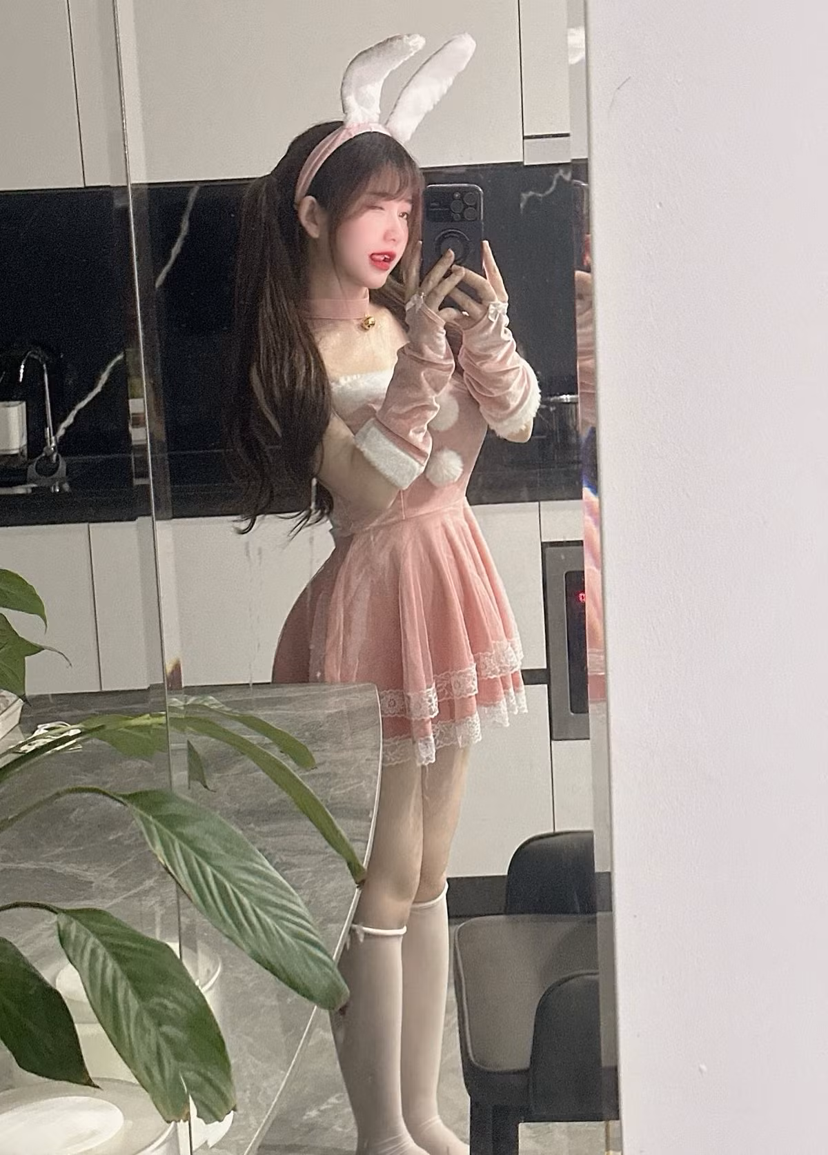 Hot girl diện áo thun in hình mèo ngộ nghĩnh cùng quần short jeans khoe trọn vóc dáng săn chắc và quyến rũ.