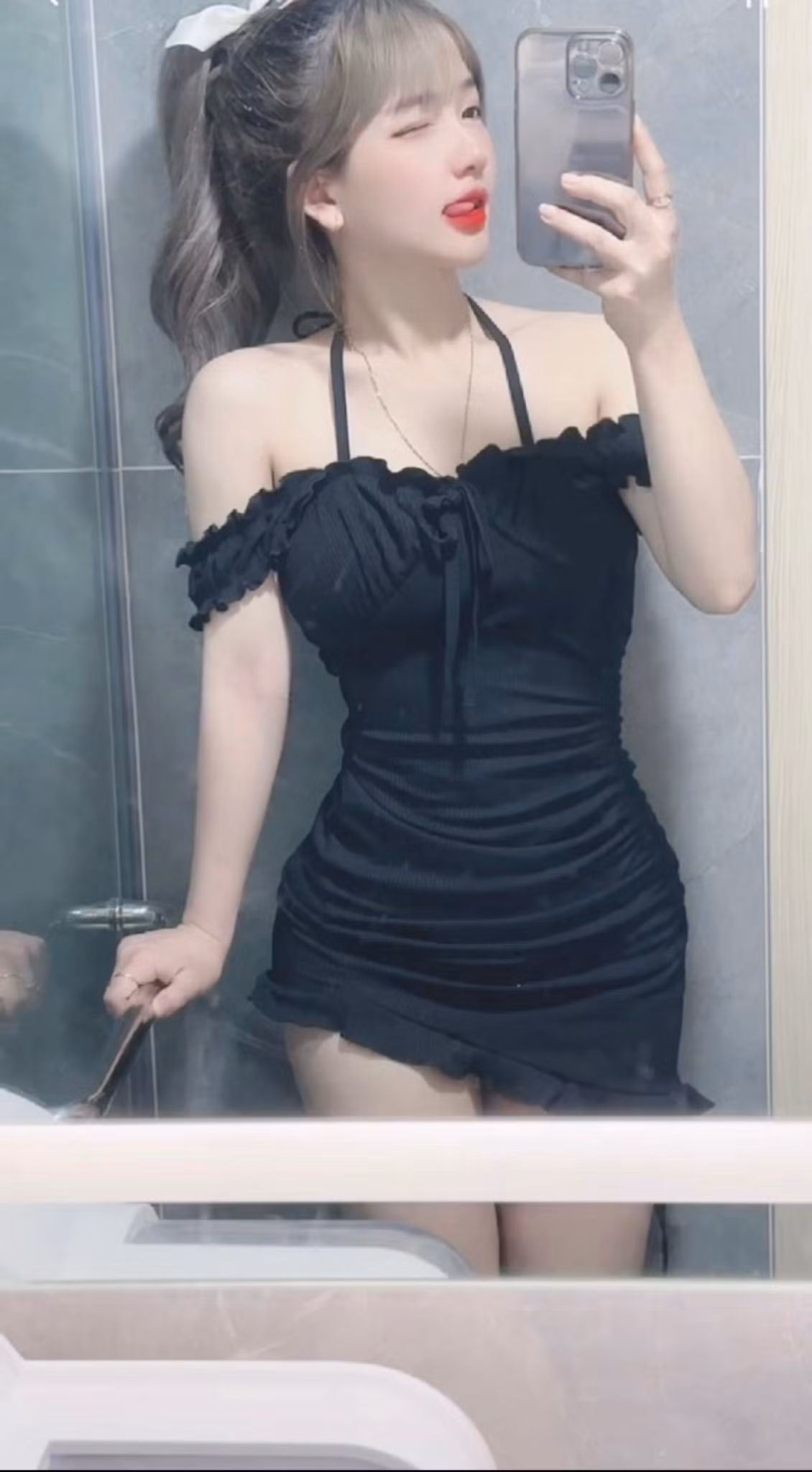 Các video của người đẹp luôn thu hút bởi sự hài hước, tinh tế trong cách chọn nội dung và cách tương tác thông minh với fan.ư