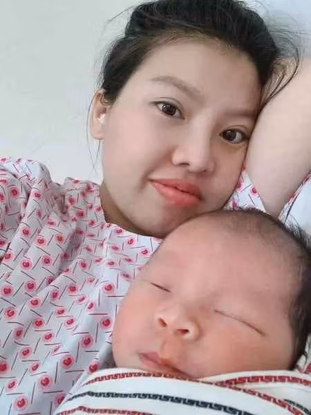 Dù trải qua 2 lần sinh nở nhưng nhiều chị em vào "xin vía" để có mái tóc đen dày và bóng khỏe như của Quách Phượng.