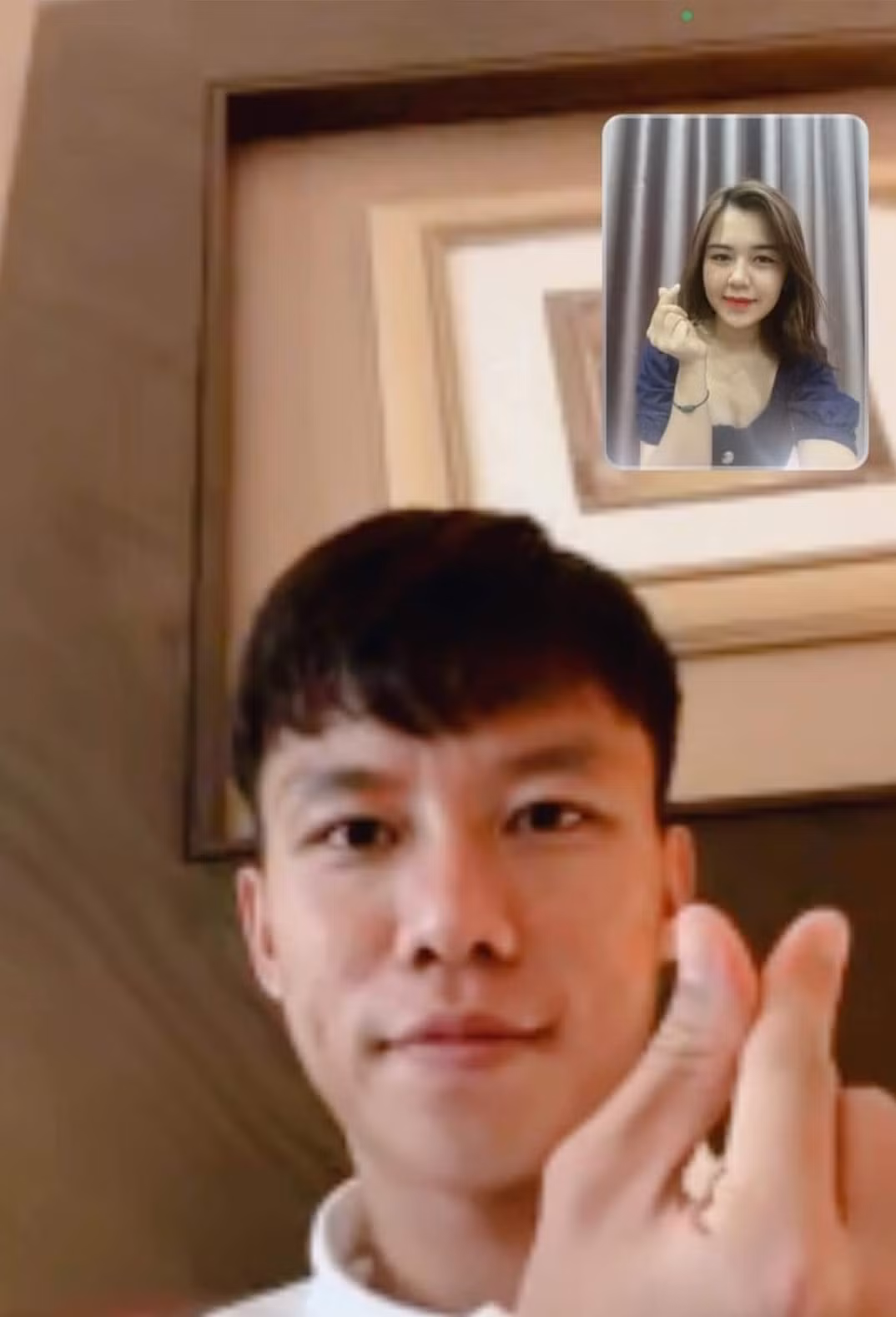 Trên trang cá nhân của mình, Dương Thùy Phương đã đăng tải dòng trạng thái khoe chiếc vòng tay tặng chồng trước khi lên đường cùng đội tuyển Việt Nam sang UAE thi đấu 3 trận cuối cùng tại vòng loại World Cup 2022.