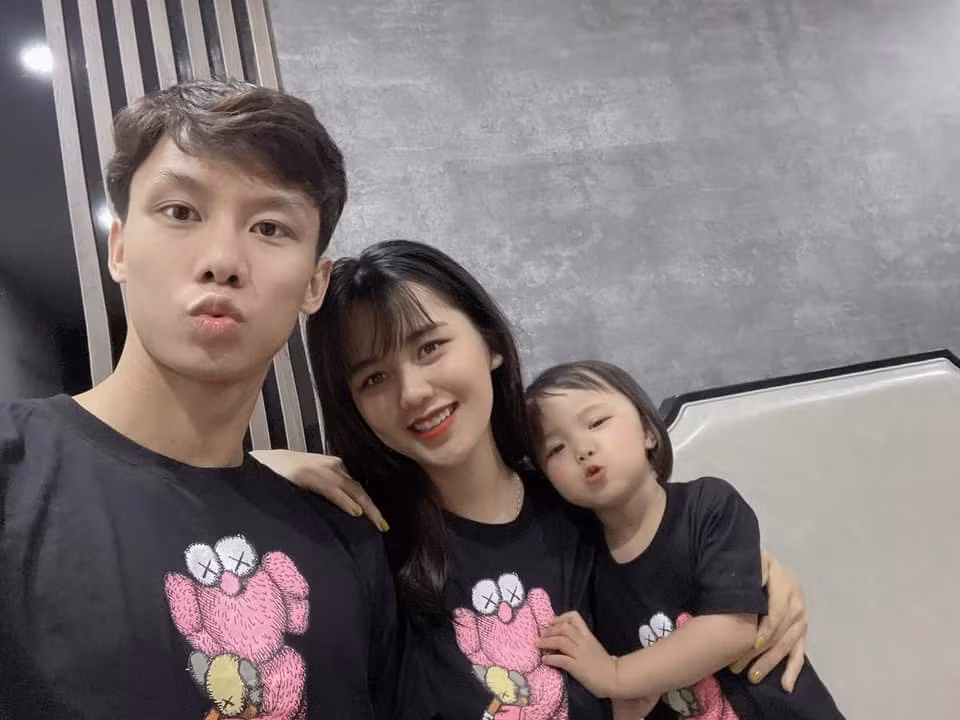 Trước khi lấy vợ vào cuối năm 2017, Quế Ngọc Hải từng là ước mơ của không ít các cô gái. Ở Nghệ An hồi đó có câu nói mà các fan nữ truyền tai nhau rằng: "Nhất làm bồ Nguyên Mạnh, nhì làm vợ Hải Quế".