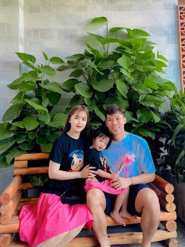 Sau khi kết hôn với Hoa khôi Đại học Vinh là Dương Thùy Phương, 7/2018 Quế Ngọc Hải lên chức bố với bé gái thiên thần có tên Sunny ra đời.