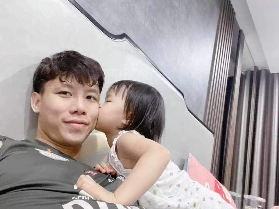 Cũng từ đó, trên trang cá nhân của Quế Ngọc Hải, ngoài những hình ảnh liên quan đến sự nghiệp "quần đùi áo số" thì anh chàng gốc Nghệ An khoe những khoảnh khắc cực ngọt ngào bên gia đình nhỏ.