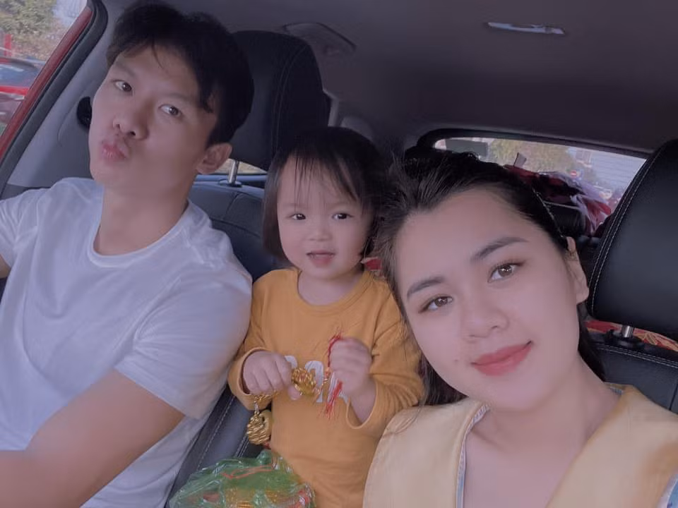 Đành rằng khoe món quà tặng chồng, vợ Quế Ngọc Hải chốt lại vấn đề bằng đoạn cuối với nội dung: "Tuy đang xa nửa vòng trái đất nhưng trái tim vẫn cùng nhịp đập ba nhỉ".