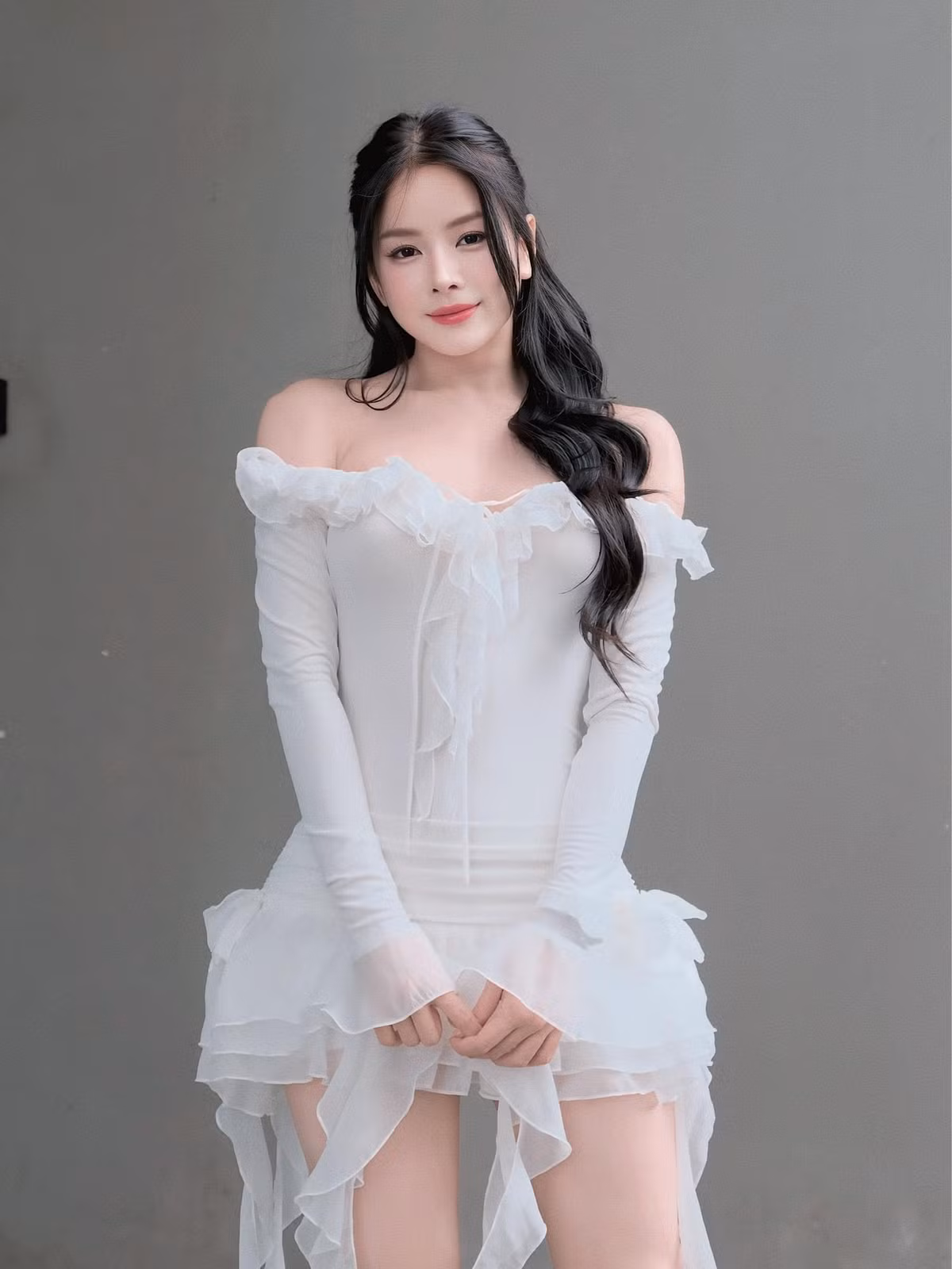 Sau khi trở về từ tour lưu diện tại châu Âu, “búp bê DJ” Mie lại một lần nữa khiến nhiều người phải xao xuyến khi diện chiếc váy trắng tinh khôi.